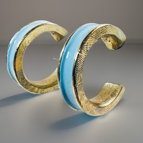 Pretty brush, goldtone, light blue enamel open hoop costume pierced earrings - Picture 4 of 9